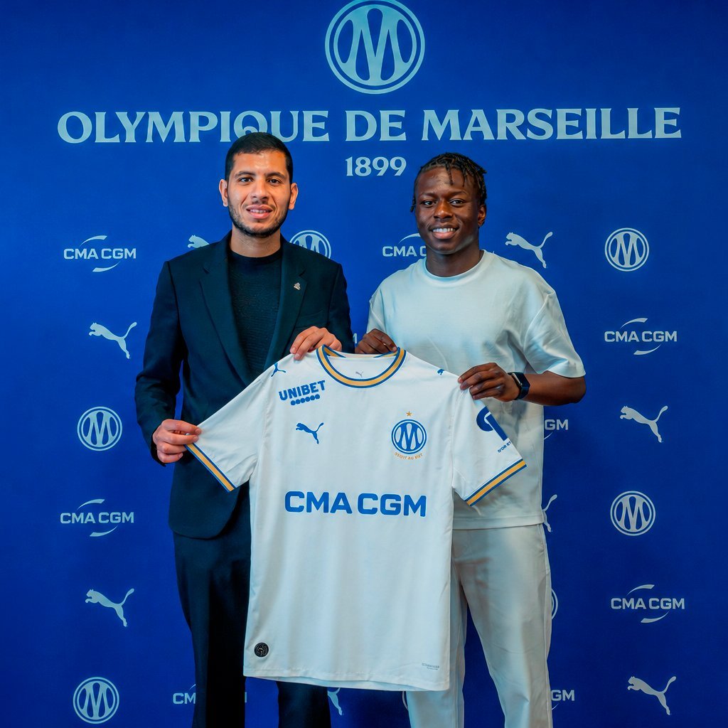 _BeFootball's tweet photo. 🚨🚨 OFFICIEL ! Jephthe Malanda 🇫🇷 (18 ans) SIGNE SON PREMIER CONTRAT PRO À L'OM ! ✍️💙🤍

Il arrive en provenance du centre de formation du LOSC.

📸 @OM_Officiel
