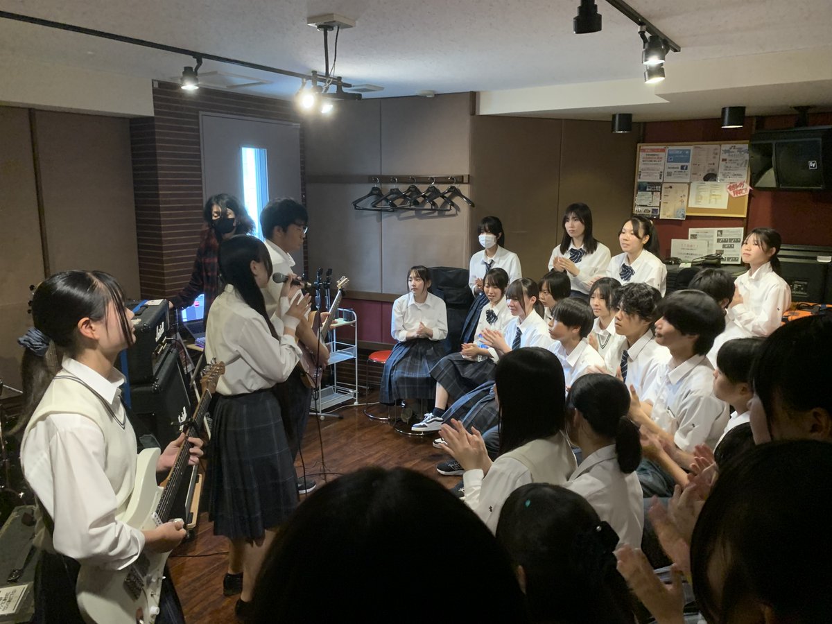 StudioAdviser's tweet photo. 今週4日目のセミナーは県立芝山高校のバンドクリニック！1年生5バンドを私とジェイズスタジオの佐藤さんでアドバイスさせてもらいましたが、予想以上にみんなしっかり演奏できていて驚きました。明日が発表ライブ本番！緊張すると思うけど、みんなで楽しんだ今日のことを思い出して頑張れ！ https://t.co/yJWQoYt6EX