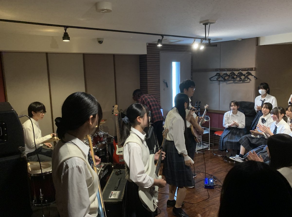 StudioAdviser's tweet photo. 今週4日目のセミナーは県立芝山高校のバンドクリニック！1年生5バンドを私とジェイズスタジオの佐藤さんでアドバイスさせてもらいましたが、予想以上にみんなしっかり演奏できていて驚きました。明日が発表ライブ本番！緊張すると思うけど、みんなで楽しんだ今日のことを思い出して頑張れ！ https://t.co/yJWQoYt6EX