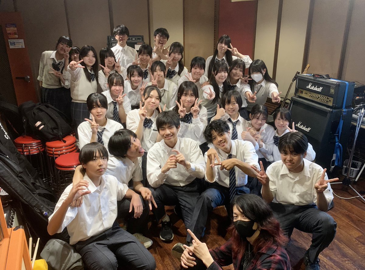 StudioAdviser's tweet photo. 今週4日目のセミナーは県立芝山高校のバンドクリニック！1年生5バンドを私とジェイズスタジオの佐藤さんでアドバイスさせてもらいましたが、予想以上にみんなしっかり演奏できていて驚きました。明日が発表ライブ本番！緊張すると思うけど、みんなで楽しんだ今日のことを思い出して頑張れ！ https://t.co/yJWQoYt6EX