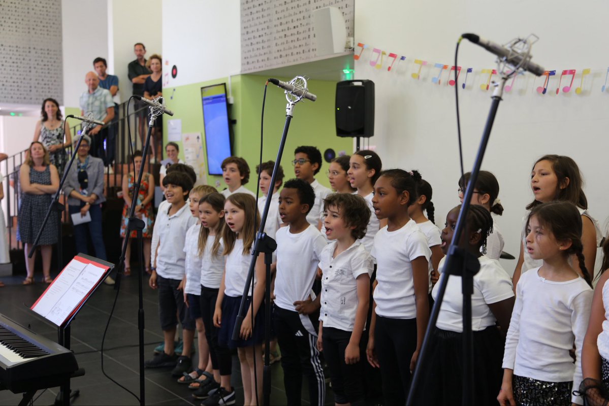 DSDEN31's tweet photo. #FeteDeLaMusique 🎵 : les élèves de #HauteGaronne ont du talent !
👏 Un grand bravo aux 28 élèves et aux enseignants de la Classe à Horaires Aménagés Musique de l’école de Rangueil pour cette parenthèse musicale très appréciée par les personnels du rectorat ! https://t.co/H93W4Sq1U1