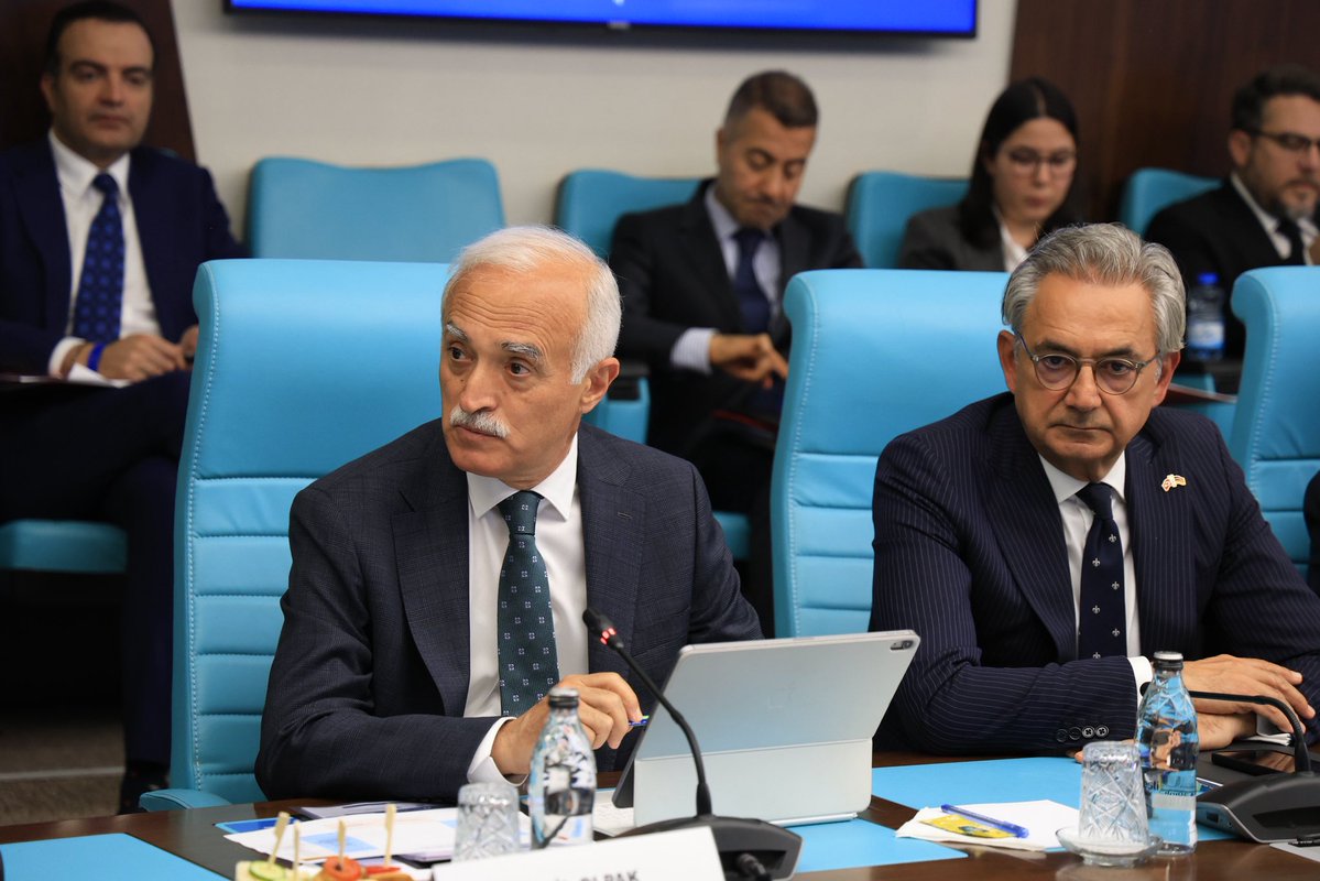 NailOlpak's tweet photo. Türkiye-Almanya Yuvarlak Masa Toplantımızı, Ticaret Bakanımız Prof. Dr. Ömer Bolat, Almanya Ekonomi ve Enerji Federal Bakanı Katherina Reiche, Bakan Y. Mustafa Tuzcu, Almanya'nın Ankara Büyükelçisi Sibylle Katharina Sorg, DEİK/Türkiye-Almanya İş Konseyi Başkanı Mehmet Ali Yalçındağ ve iş dünyası temsilcilerimizin katılımıyla gerçekleştirdik.

Türkiye'nin en büyük ticaret ortağı Almanya ile geçtiğimiz yıl tarihi bir dönüm noktası olan 52.3 milyar dolar ticaret hacmine ulaştık. Ancak biz, potansiyelimizin bir kısmını kullandığımıza inanıyoruz.

DEİK olarak BCG ile hazırladığımız rapor verileriyle de ortaya koyduğumuz; ikili ticaret hacmimizi beş yıl içinde 125 milyar euroya, on yıl içinde ise 250 milyar euroya çıkarma potansiyelimiz için iş dünyası olarak üzerimize düşeni yapacağız.

@ticaret @omerbolatTR @mustuzcu | @BMWE_ | @AlmanyaBE @GerAmbTurkiye | @deikiletisim
#İşimizTicariDiplomasi
