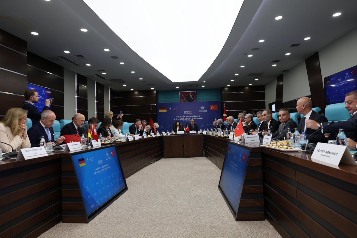 NailOlpak's tweet photo. Türkiye-Almanya Yuvarlak Masa Toplantımızı, Ticaret Bakanımız Prof. Dr. Ömer Bolat, Almanya Ekonomi ve Enerji Federal Bakanı Katherina Reiche, Bakan Y. Mustafa Tuzcu, Almanya'nın Ankara Büyükelçisi Sibylle Katharina Sorg, DEİK/Türkiye-Almanya İş Konseyi Başkanı Mehmet Ali Yalçındağ ve iş dünyası temsilcilerimizin katılımıyla gerçekleştirdik.

Türkiye'nin en büyük ticaret ortağı Almanya ile geçtiğimiz yıl tarihi bir dönüm noktası olan 52.3 milyar dolar ticaret hacmine ulaştık. Ancak biz, potansiyelimizin bir kısmını kullandığımıza inanıyoruz.

DEİK olarak BCG ile hazırladığımız rapor verileriyle de ortaya koyduğumuz; ikili ticaret hacmimizi beş yıl içinde 125 milyar euroya, on yıl içinde ise 250 milyar euroya çıkarma potansiyelimiz için iş dünyası olarak üzerimize düşeni yapacağız.

@ticaret @omerbolatTR @mustuzcu | @BMWE_ | @AlmanyaBE @GerAmbTurkiye | @deikiletisim
#İşimizTicariDiplomasi