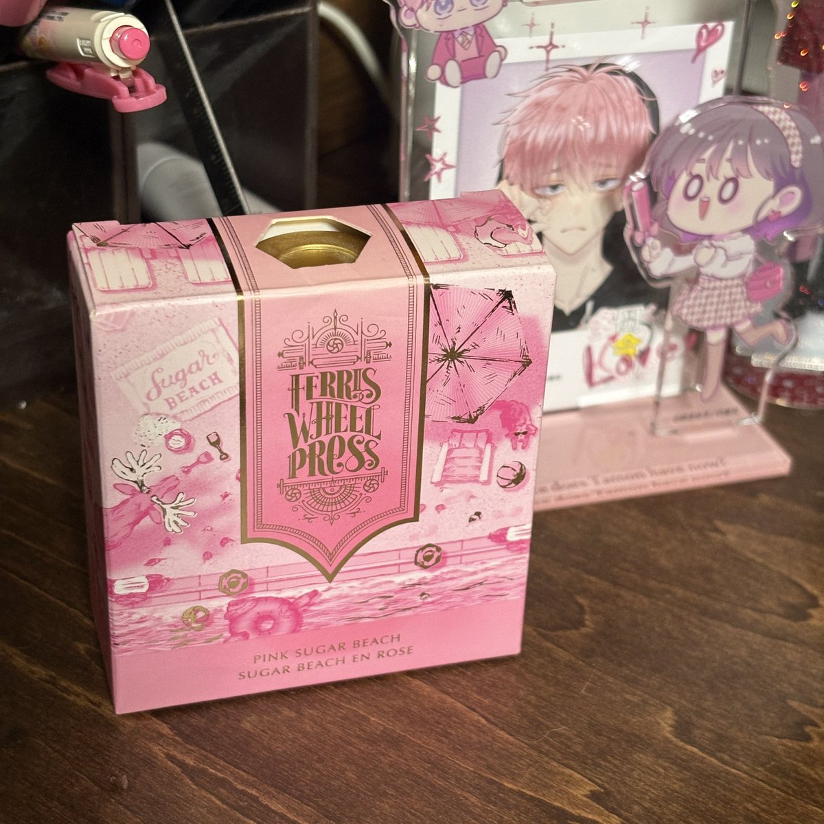 kotora_design's tweet photo. コーチャンフォーで多聞くん色のフェリス見つけて買っちゃった…

箱開けたら底にギラッギラのヤミ原色のラメ沈んでて概念すぎた

ピンクシュガービーチっていう名前なのもちょっと良くないですか？？？ https://t.co/UXoMdooZ2o