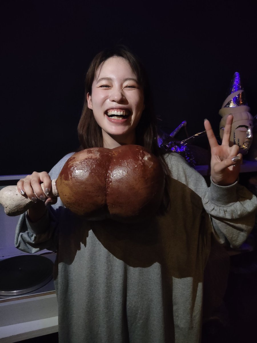 kobaere's tweet photo. ブラックコメディ！
無事に初日の幕があきました
ありがたいことに暖かいお客様に沢山の拍手をいただきました

お礼と言ってはなんですが
トイレで自撮りする孤独な男と
お肉が似合う食いしん坊の写真を

28日まで突っ走りまーす！！

#ブラコメ
#北八ブラックコメディ https://t.co/K1l92hrNOp