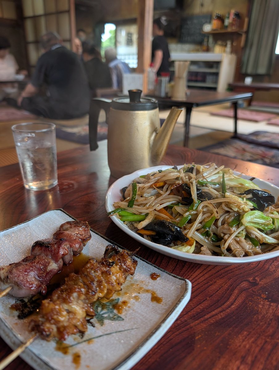 t0m0hak's tweet photo. 千葉県大多喜で突如出来たオシャレカフェでカフェラテ飲んだ後に、昭和を色濃く残した居酒屋へ。2人で食って3,100円という昭和価格も⭕️　で、ホタル観賞でもしようかなと移動したけど、源氏ボタンはすでにほぼ時期が過ぎてた😂😂 https://t.co/ui5jla155I