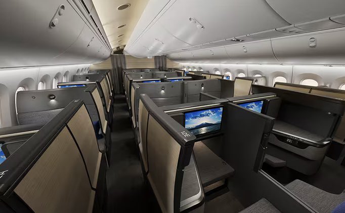 tan_nogi's tweet photo. JALのA350-1000とANAのB787-9 を比べてみるとやはり『THE Room FX』の方がプライベート空間も広くて快適そう
ただ、A350-1000は中央部のオーバーヘッドコンパートメントが無いので全体的にキャビンが広く見える https://t.co/ZVRNx3JwBC