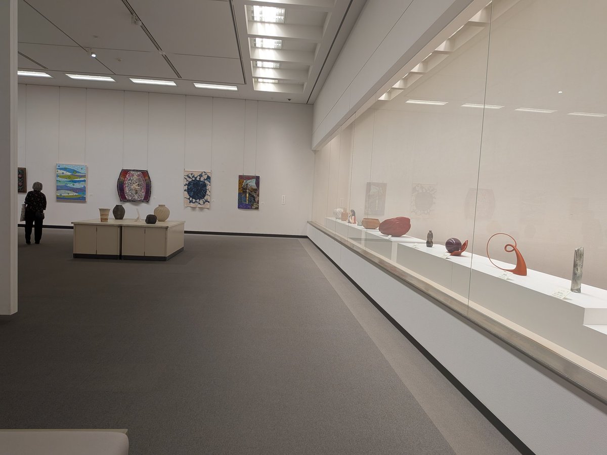 H_pref's tweet photo. 【第14回新県美展(第78回広島県美術展)】
入賞・入選作品272点が並ぶ中央展
～6月28日(日)まで会期中無休
ジュニア部門の入賞・入選作品、招待作家の作品も展示しています。

2階 所蔵作品展【#広島県立美術館 新館時代の30年】好評開催中　県美展のチケットでもご覧いただけます✨
 #広島県立美術館 https://t.co/KhEt0YKqsn