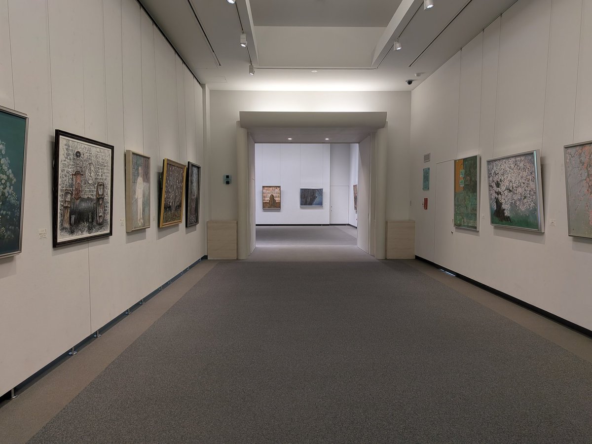 H_pref's tweet photo. 【第14回新県美展(第78回広島県美術展)】
入賞・入選作品272点が並ぶ中央展
～6月28日(日)まで会期中無休
ジュニア部門の入賞・入選作品、招待作家の作品も展示しています。

2階 所蔵作品展【#広島県立美術館 新館時代の30年】好評開催中　県美展のチケットでもご覧いただけます✨
 #広島県立美術館 https://t.co/KhEt0YKqsn