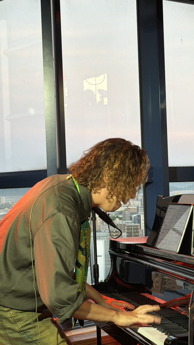 barkio3150's tweet photo. 巻き舌っぽく
周りの音を巻き込み上がる音階、
リッキーさんソロも魅せられた🎹
これにはつなっきーもこの表情です。
Ｃ＆Ｒも楽しかった🥟
【Still Becoming-進化し続ける-】
Yuuka Tsunaki ONE MAN LIVE TOUR
Hiroshima
#綱木悠夏広島フォト
#綱木悠夏　#ギター
#つなみょん　#広島
#久光力　#ピアノ https://t.co/XjvzYhMQ0N
