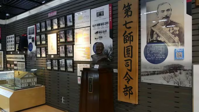 sapporolife2021's tweet photo. 旧陸軍第七師団の資料が展示され、ゴールデンカムイの聖地になっている「北鎮記念館」が来場者40万人達成🎊
40万人目の記念来場者は「鯉登少尉」と「鶴見中尉」推しの姉妹🎖️
#ゴールデンカムイ
https://t.co/67M8df8l0l https://t.co/Sm3qHseISA