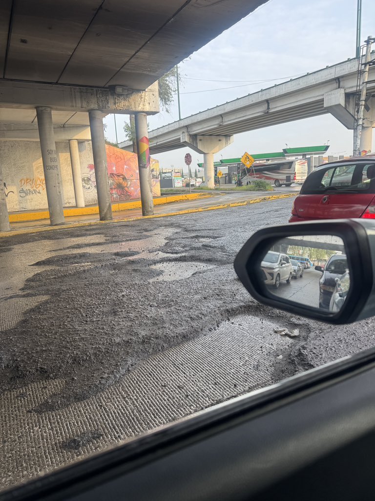 aleh2's tweet photo. Que asqueroso está el cruce de Tollocan y Comonfort, a ver si Toluca se pone Bella también en esta parte eh @TolucaGob @rimoba https://t.co/mUpDpusrv3