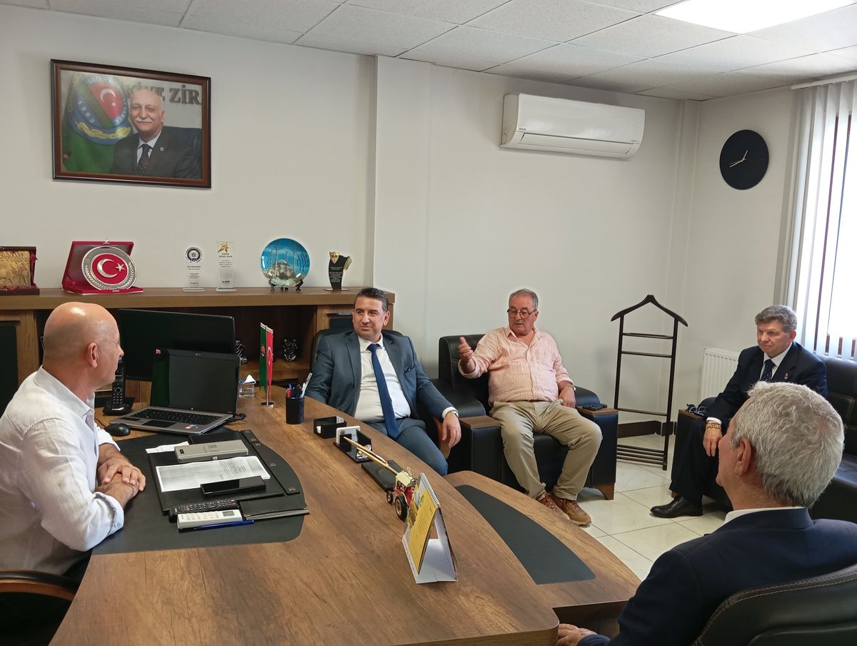 zaferedirne's tweet photo. Gb.Yrd.Nihat Babaözü,Gik üyelerimiz H.Şafak Ses,A.Baran Dural,Erdoğan Erhan,İl Bşk.Serkan Konak,İl Sek.Bekir Akkan ve Merkez ilçe Bşk.Arda Meriç Edirne Ziraat Odası’nı ve Temad Edirne Şubesi’ni ziyaret ederek Zafer Partisi’nin ülke sorunlarına dair plan ve çözümlerini anlattılar. https://t.co/s9FPquSRKl