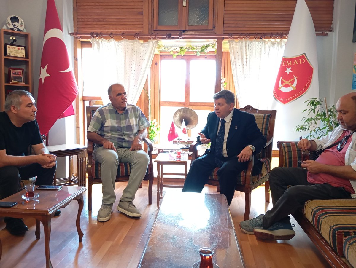 zaferedirne's tweet photo. Gb.Yrd.Nihat Babaözü,Gik üyelerimiz H.Şafak Ses,A.Baran Dural,Erdoğan Erhan,İl Bşk.Serkan Konak,İl Sek.Bekir Akkan ve Merkez ilçe Bşk.Arda Meriç Edirne Ziraat Odası’nı ve Temad Edirne Şubesi’ni ziyaret ederek Zafer Partisi’nin ülke sorunlarına dair plan ve çözümlerini anlattılar. https://t.co/s9FPquSRKl