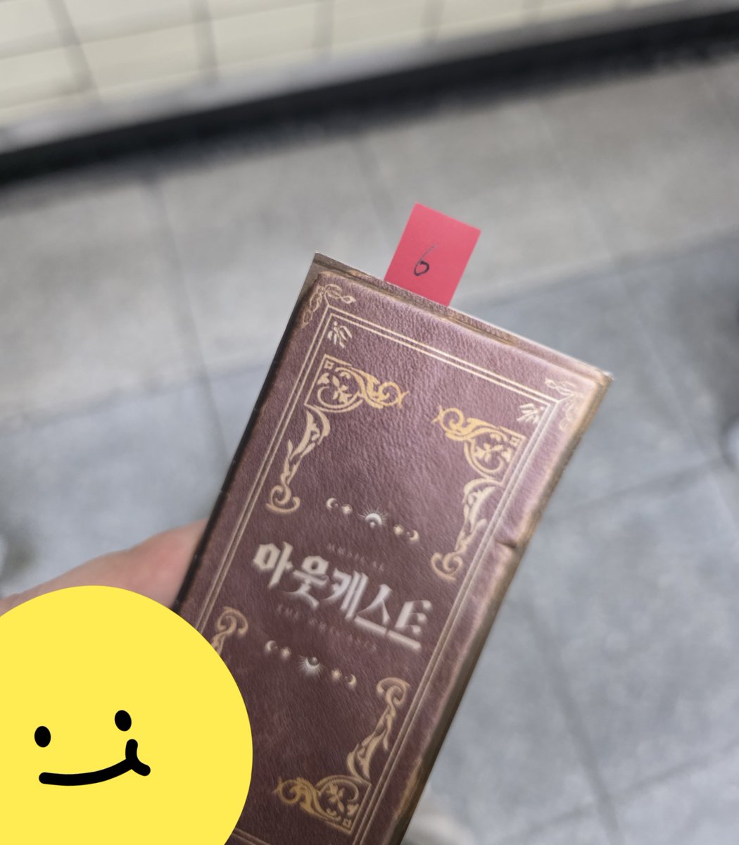 lllaaammmyyy's tweet photo. 길바닥에서 아웃캐스트 도장판 주우신 분..❓️
😭😭🤦‍♀️🤦‍♀️오늘 도장까지 합쳐서 4찍판이에요..🥹
 이런 포스트잇 붙어있어요🥹🥹아마도 주황색..?
@LOSTnFOUND_YMD https://t.co/eQ12jr6R3n