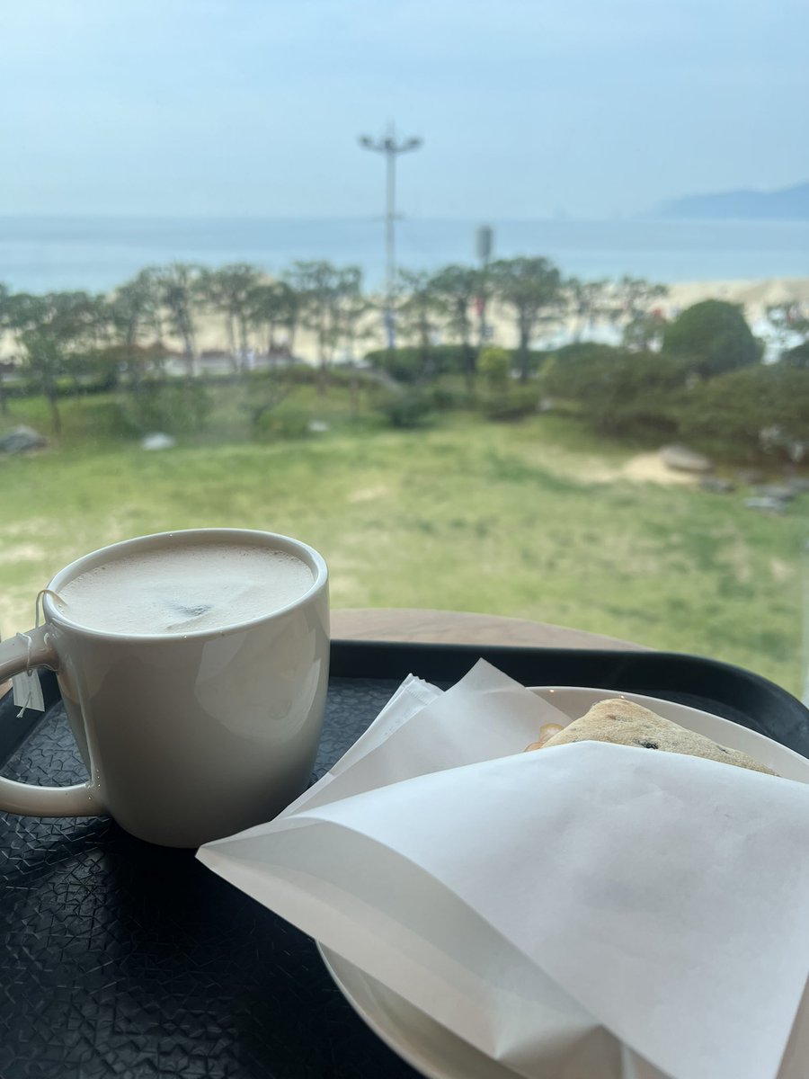 btslacon's tweet photo. 今回宿泊したグランド朝鮮釜山、部屋の内装が好みでとても良かった。目の前のビーチでイベントやってて、お祭りみたいだったな⛱️ https://t.co/5Hkwy27EcI