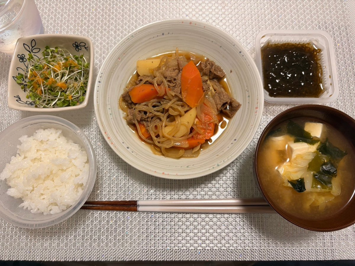 echi_nesan's tweet photo. 最近帰るの遅い〜
20時から会議するうちはたぶんブラック😄
今日は作り置きのレンチン https://t.co/YTexOgD8Q2