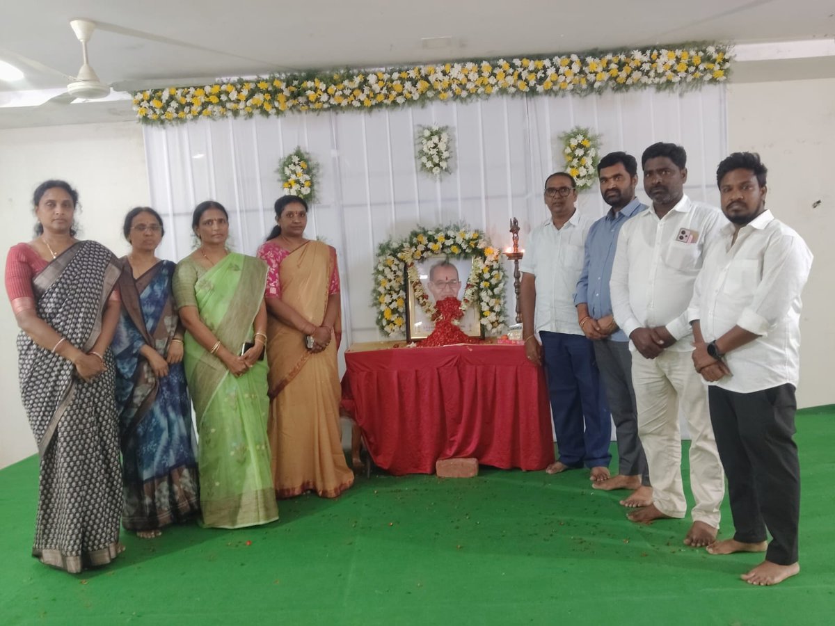 DVS_BRS's tweet photo. కాసుగంటి లక్ష్మీనారాయణ (KSLNR)బిఈడి కళాశాల కరస్పాండెంట్ నరసింహ రెడ్డి గారి దశ దిన కార్యక్రమంలో పాల్గొనీ నివాళులు అర్పించిన జిల్లా తొలి జడ్పీ చైర్పర్సన్ దావ వసంత సురేష్ గారు. https://t.co/U3btGXkPt7
