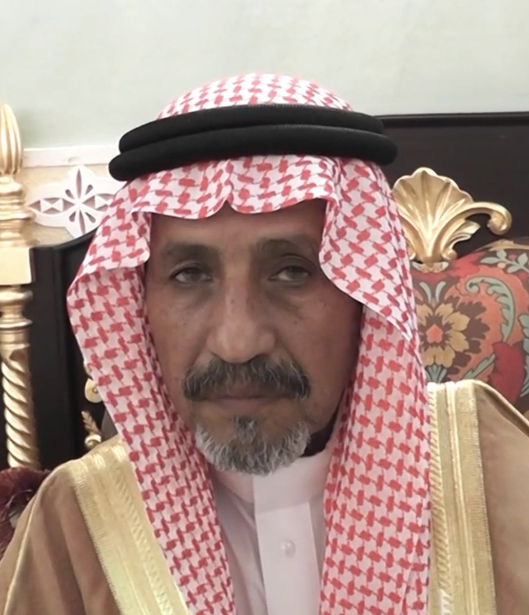 alhudbe's tweet photo. #رجال_العفو
جزاء بن متعب الجعفري المطيري 
عفا عن الشاب فيصل المالكي الذي أقدم على قتل ابنه ثامر إثر شجار نشب بينهما، وذلك قبل أن يخرج السياف نصل سيفه على المالكي بدقائق معدودة في ساحة القضاء في جدة.
وكان من المقرر تنفيذ القصاص بحق الجاني  فعفا عنه لوجه الله مختاراً الأجر من الله على الاموال والحاهيات والمدح .
العفو عند المقدرة من شيم الرجال والمطيري من رجال السماحة والوفاء والشهامة جزاه الله خير وترفع له البيضاء في القمة .
قال تعالى :
 (فمن عفا وأصلح فأجره على الله)