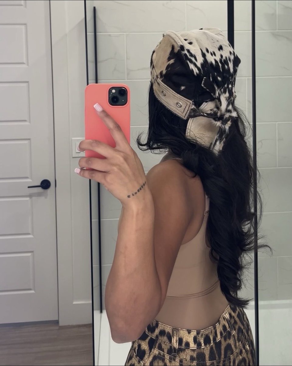 loveinfewwords's tweet photo. The multi-cowhide scarfhat. 🤎 https://t.co/luZEAOyFex