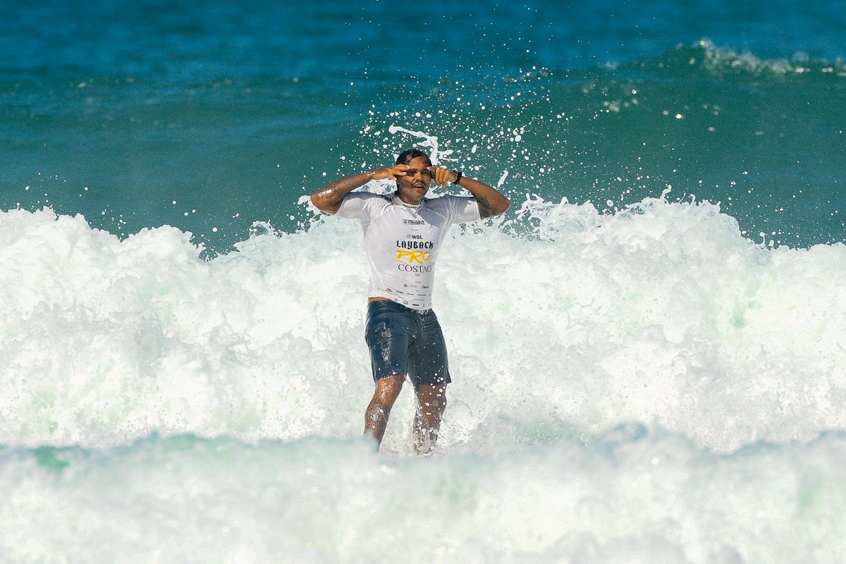 otd_oficial's tweet photo. WESLLEY DANTAS SE DESPEDE DE SAQUAREMA! 🏄♂️🇧🇷💔
Não deu para o nosso wildcard. Após estrear com vitória, Weslley Dantas travou um duelo emocionante no Round 2, mas acabou superado pelo italiano Leonardo Fioravanti 🇮🇹 por 12,67 a 11,07.
📸: WSL
#VivoRioPro https://t.co/fOMzRbTsk1