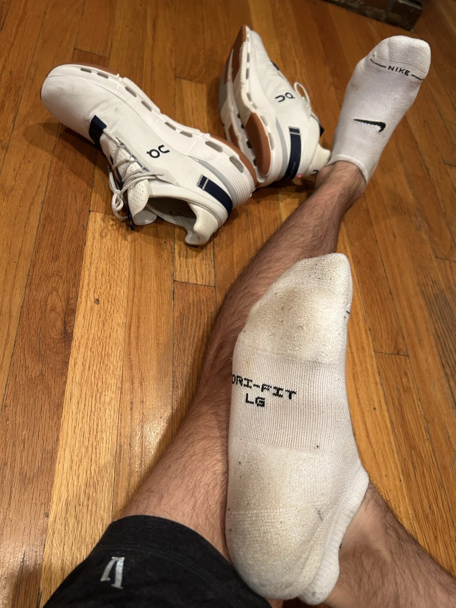 calikingfeet's tweet photo. An hour at the gym this morning and I could really use some help getting out of all this. https://t.co/RuMKucUU9E