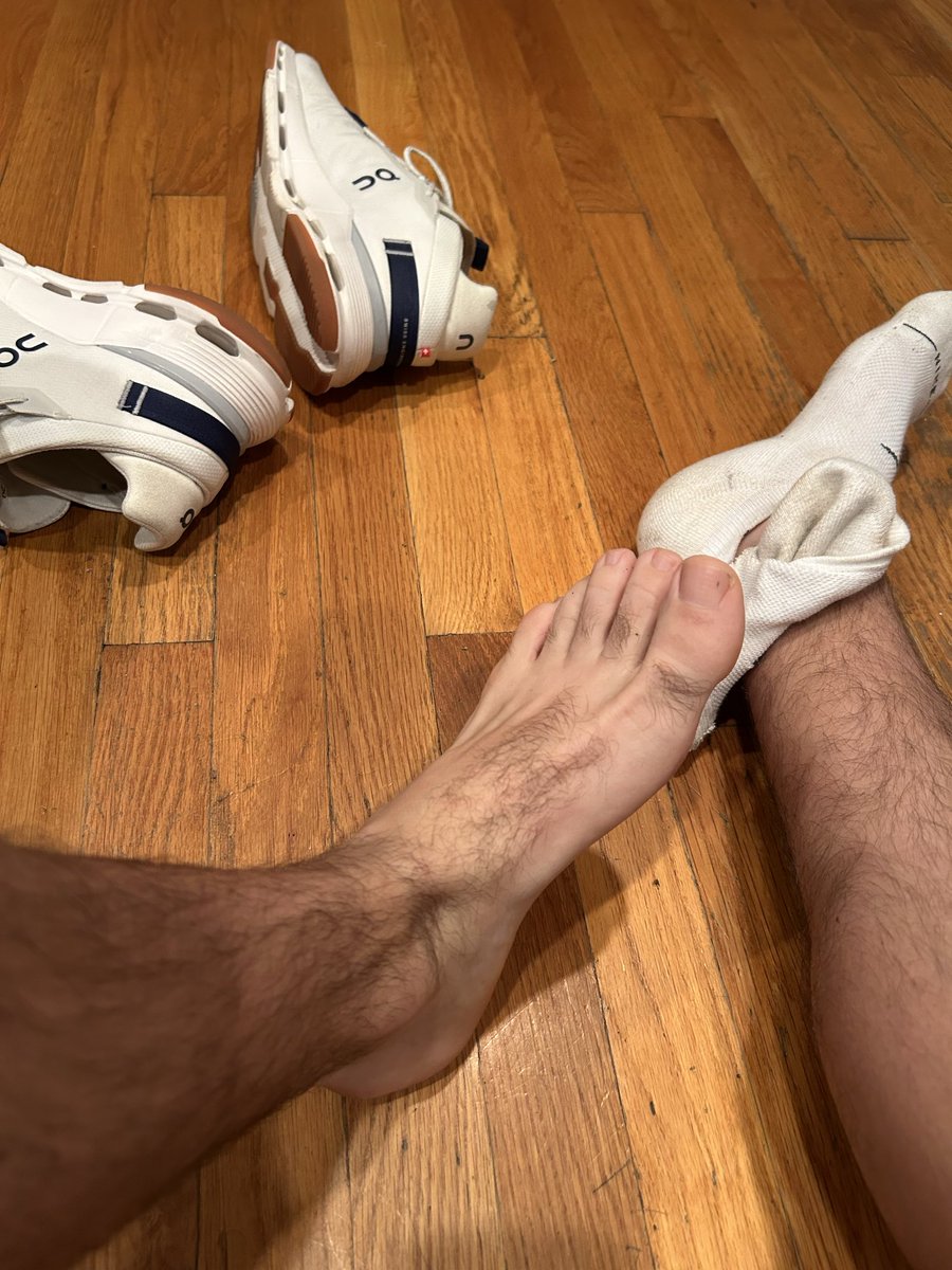 calikingfeet's tweet photo. An hour at the gym this morning and I could really use some help getting out of all this. https://t.co/RuMKucUU9E