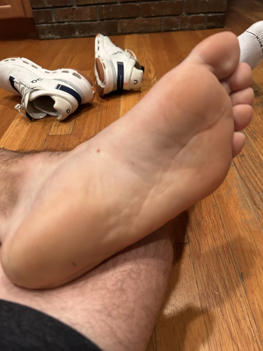 calikingfeet's tweet photo. An hour at the gym this morning and I could really use some help getting out of all this. https://t.co/RuMKucUU9E