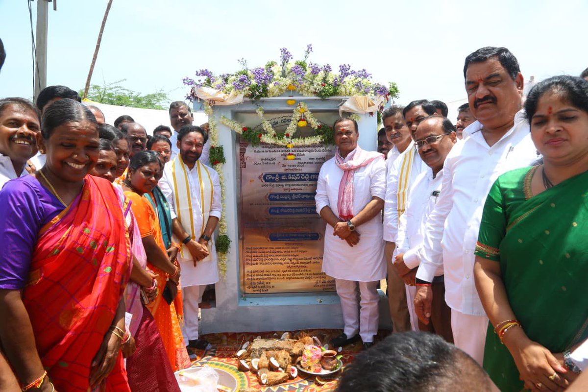 kishanreddybjp's tweet photo. ఇవాళ రంగారెడ్డి జిల్లాలోని తిమ్మాపూర్ గ్రామంలో RCI గేట్‌ నుండి మీర్‌ ఖాన్‌ పేట్‌ వరకు రూ.30 కోట్ల వ్యయంతో అత్యాధునికంగా పూర్తి చేసిన 22  కిలోమీటర్ల రోడ్డును ప్రారంభించడం జరిగింది. రవిర్యాల-కొంగరకలాన్-తిమ్మాపూర్- మదాఫూర్- గుమ్మడవల్లి, ఆకుల మైలారం గ్రామాలను ఈ రహదారి అనుసంధానిస్తుంది. దీంతో ఈ ప్రాంత ప్రజల ప్రయాణ కష్టాలు తీరనున్నాయి.

ఈ కార్యక్రమంలో నాతో పాటు గౌరవ రాష్ట్ర రోడ్లు, భవనాలు మరియు సినిమాటోగ్రఫీ శాఖ మంత్రివర్యులు శ్రీ @KomatireddyKVR గారు, గౌరవ ఎంపీ శ్రీ @KVishReddy గారు, గౌరవ ఎమ్మెల్యే శ్రీ మల్రెడ్డి రంగారెడ్డి గారు,  ఇతర ప్రజాప్రతినిధులు, అధికారులు పాల్గొన్నారు.