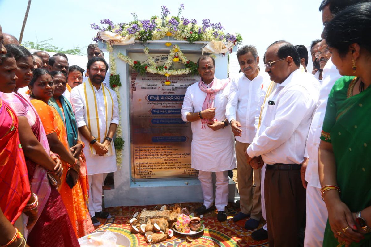kishanreddybjp's tweet photo. ఇవాళ రంగారెడ్డి జిల్లాలోని తిమ్మాపూర్ గ్రామంలో RCI గేట్‌ నుండి మీర్‌ ఖాన్‌ పేట్‌ వరకు రూ.30 కోట్ల వ్యయంతో అత్యాధునికంగా పూర్తి చేసిన 22  కిలోమీటర్ల రోడ్డును ప్రారంభించడం జరిగింది. రవిర్యాల-కొంగరకలాన్-తిమ్మాపూర్- మదాఫూర్- గుమ్మడవల్లి, ఆకుల మైలారం గ్రామాలను ఈ రహదారి అనుసంధానిస్తుంది. దీంతో ఈ ప్రాంత ప్రజల ప్రయాణ కష్టాలు తీరనున్నాయి.

ఈ కార్యక్రమంలో నాతో పాటు గౌరవ రాష్ట్ర రోడ్లు, భవనాలు మరియు సినిమాటోగ్రఫీ శాఖ మంత్రివర్యులు శ్రీ @KomatireddyKVR గారు, గౌరవ ఎంపీ శ్రీ @KVishReddy గారు, గౌరవ ఎమ్మెల్యే శ్రీ మల్రెడ్డి రంగారెడ్డి గారు,  ఇతర ప్రజాప్రతినిధులు, అధికారులు పాల్గొన్నారు.