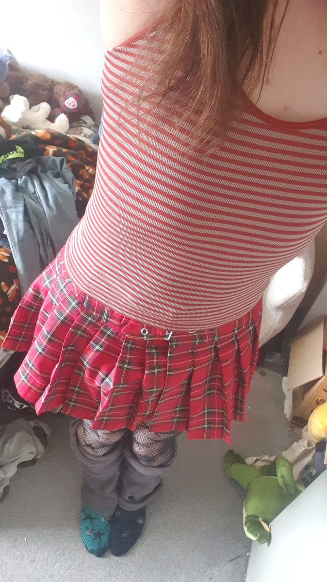akorath_'s tweet photo. My outfit is very red today https://t.co/VBhuMG77DT
