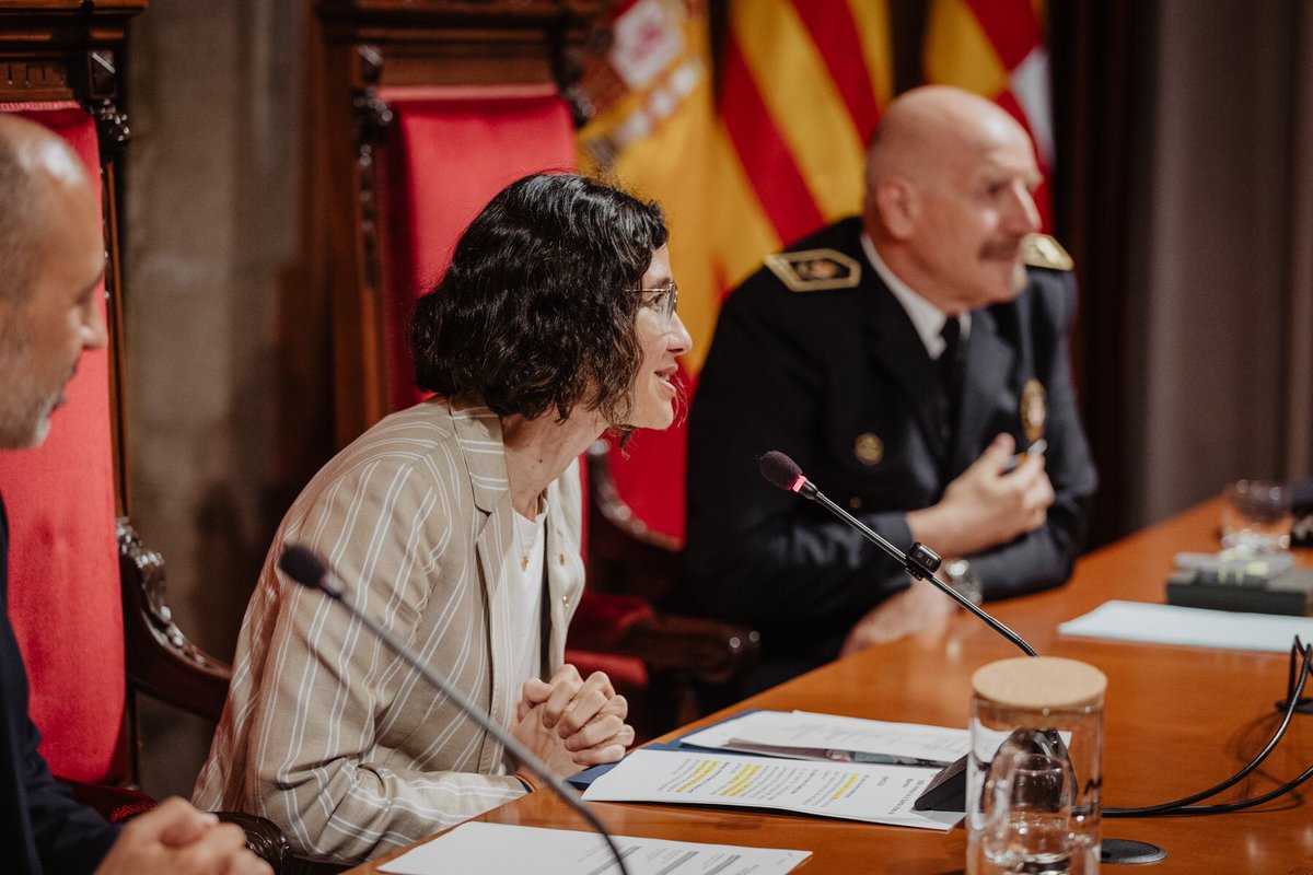 interiorcat's tweet photo. 🚔🎖️ La consellera @nuriaparlon destaca la Guàrdia Urbana de Manresa com una policia històrica i referent al cor de Catalunya en el 160è aniversari de la Policia Local de la ciutat. https://t.co/wMvrnq0090