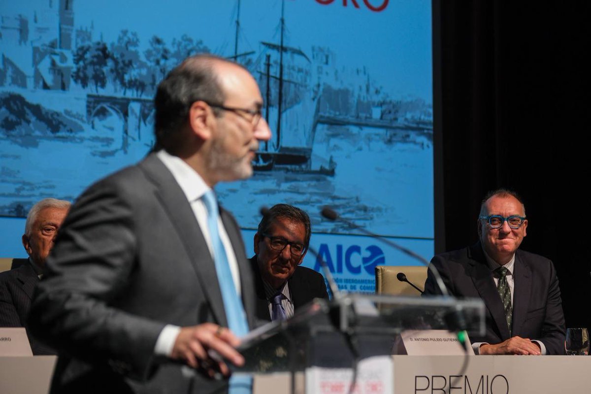 Arturo_BernalB's tweet photo. Asisto a la entrega del Premio Iberoamericano Torre del Oro que reconoce a @AgendaCAF por su labor a la hora de impulsar el desarrollo y las oportunidades.

#Andalucía comparte esa vocación de cooperación y proyección internacional.

 Mi enhorabuena @SergioDiGra. https://t.co/IJXJDsGMVE