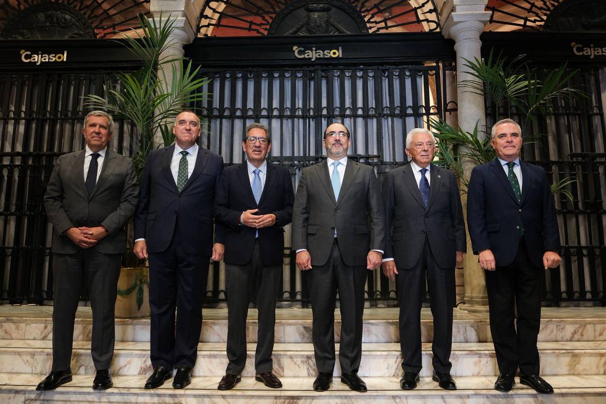 Arturo_BernalB's tweet photo. Asisto a la entrega del Premio Iberoamericano Torre del Oro que reconoce a @AgendaCAF por su labor a la hora de impulsar el desarrollo y las oportunidades.

#Andalucía comparte esa vocación de cooperación y proyección internacional.

 Mi enhorabuena @SergioDiGra. https://t.co/IJXJDsGMVE