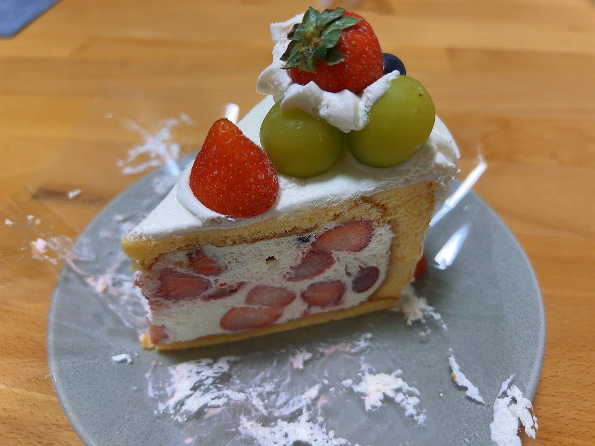 glutton_nene's tweet photo. ベリーココのフルーツケーキ…♥️
いちごとシャインマスカット、ブルーベリーにブドウも入ったフルーツごろごろケーキでした🍓🍇

#ベリーココ #Berrycoco #スイーツ
#フルーツケーキ #ケーキ #東京スイーツ
#東京カフェ #シャインマスカット #ショートケーキ #スイーツ好きな人と繋がりたい https://t.co/j5LBYYYNdQ