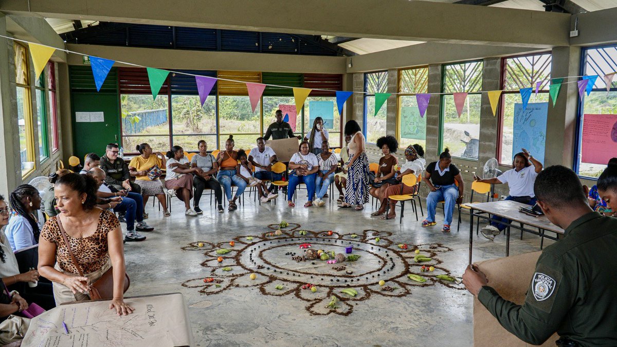MisionONUCol's tweet photo. Mujeres afrocolombianas e indígenas del #Chocó reafirmaron su papel protagónico en los procesos de paz, llevando sus voces, propuestas y demandas ante las instituciones del Estado y promoviendo una participación efectiva en la toma de decisiones. 🇨🇴🕊️ https://t.co/cGJLVG5G0A