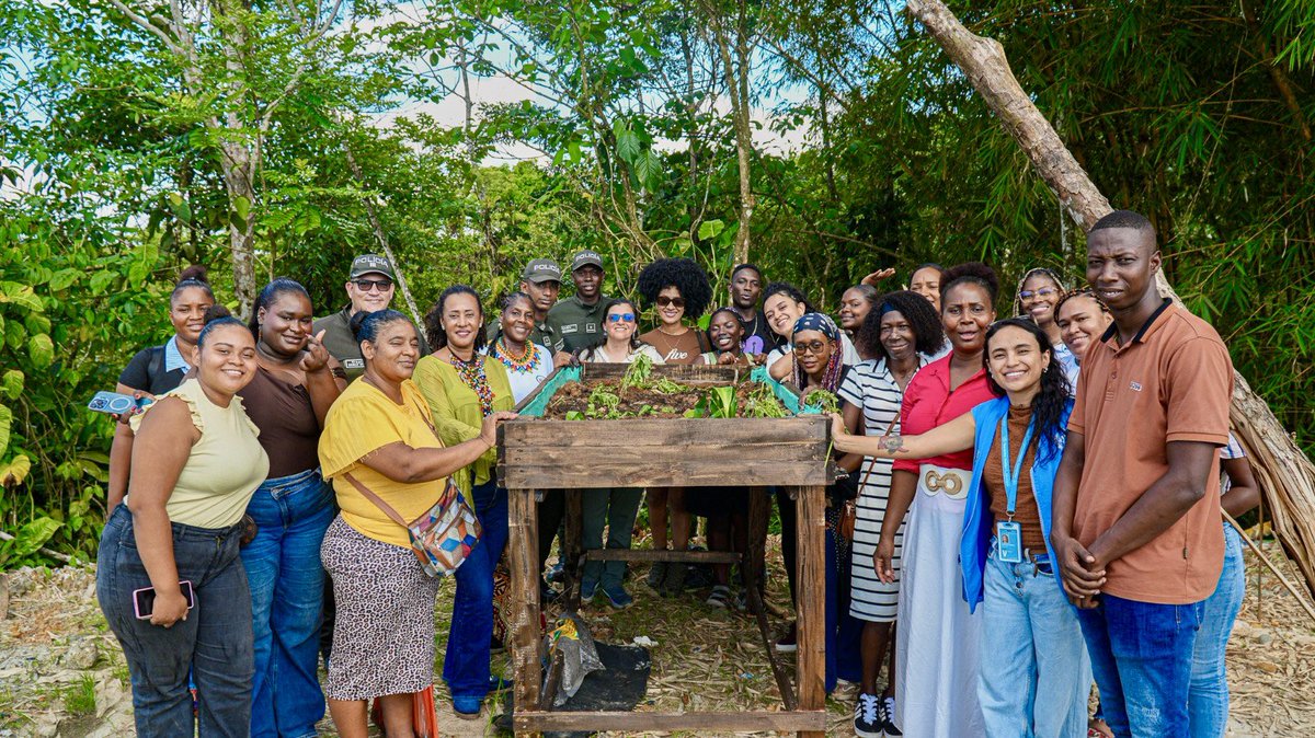 MisionONUCol's tweet photo. Mujeres afrocolombianas e indígenas del #Chocó reafirmaron su papel protagónico en los procesos de paz, llevando sus voces, propuestas y demandas ante las instituciones del Estado y promoviendo una participación efectiva en la toma de decisiones. 🇨🇴🕊️ https://t.co/cGJLVG5G0A
