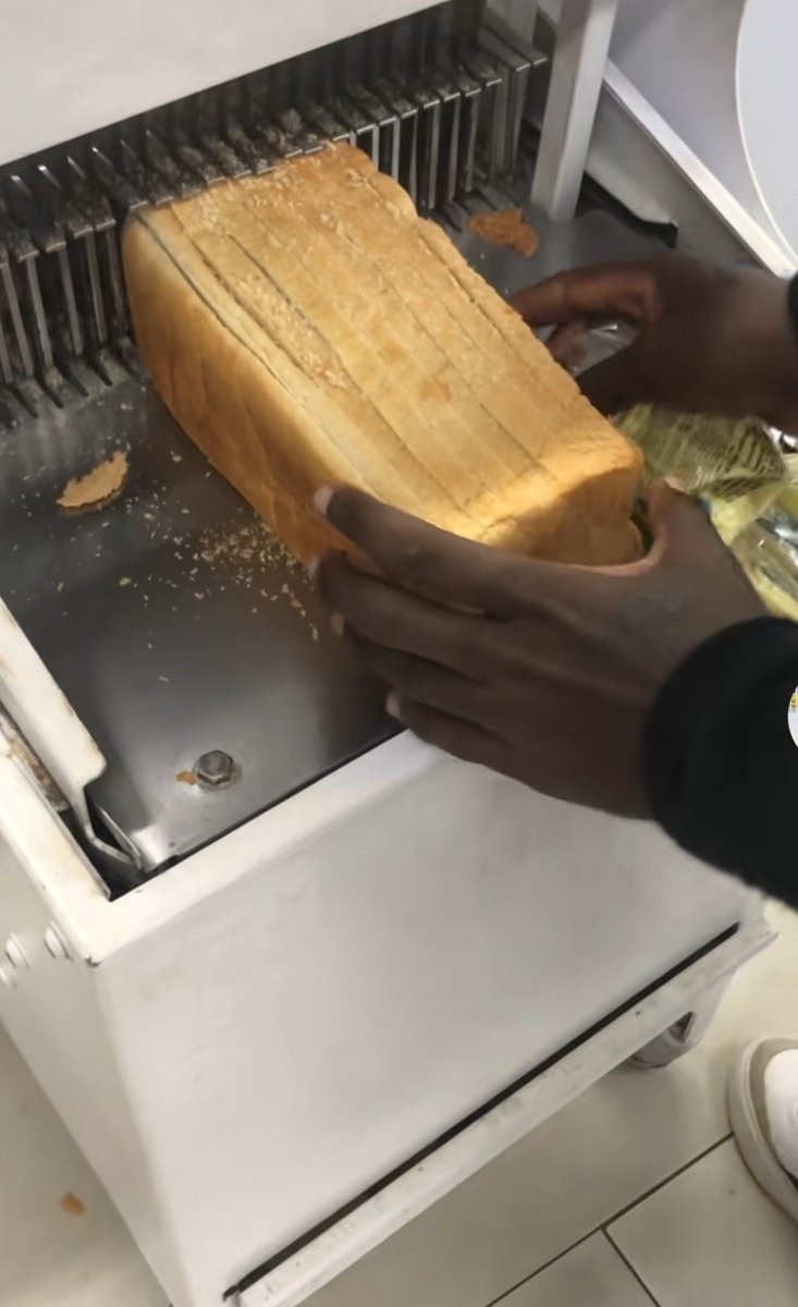 HustlerMode_'s tweet photo. Why do you guys cut bread like this😭 https://t.co/Tu2E8g5TnP