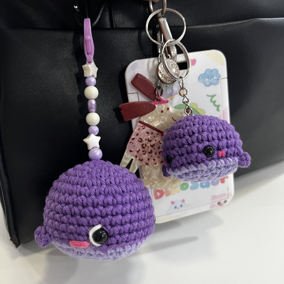 thvxrem's tweet photo. mañana (20) es mi cumpleaños y hoy en la oficina mi compañera me dió mi primer regalo por adelantado,, 🐋💜 

ella incluso investigó sobre bts para poder darme esto;; https://t.co/wBJUDNL08X