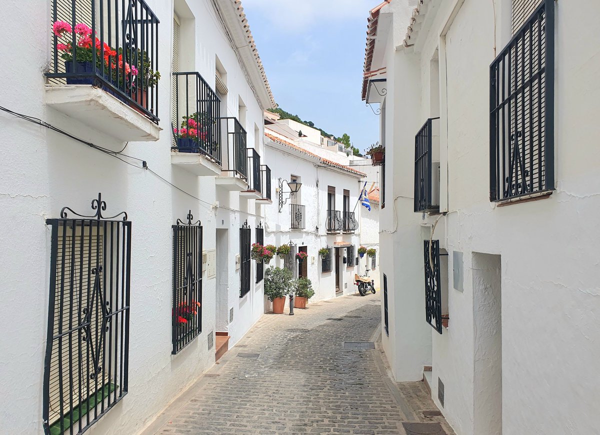 アンダルシア地方の高地に佇む白い村、ミハス(Mijas) 地中海から