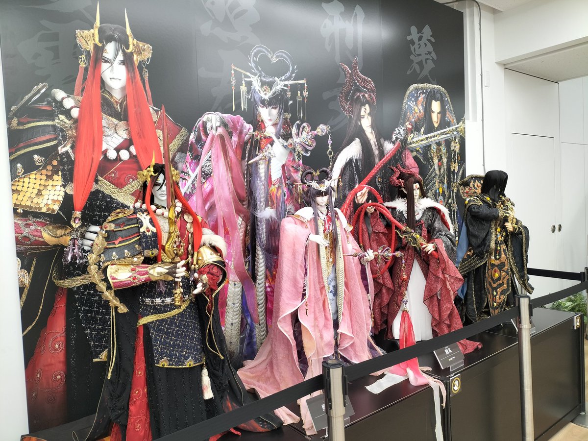 taicho_naname45's tweet photo. 照君臨、生日快樂🎉🎂

今度の展示、1期から最終章まで歴代の敵キャラの皆も来てくれることを願ってます。やっぱり皆美しいなぁ……。
(写真は秋葉原のアニメイト展示の時に撮った木偶さん) https://t.co/ivvXVVc6Fc