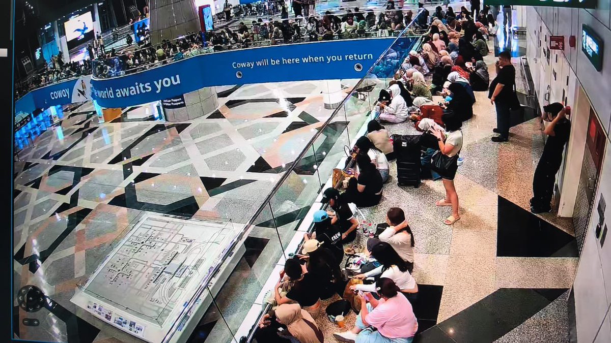 KLIA_my's tweet photo. 👀 Are you with us?

Lightsticks? ✔️
Cameras? ✔️
Screaming practice? ✔️

Ready, EXO-Ls? 🤍✈️

@weareoneEXO 
#EXO #EXOinMY #EXOinKL #EXhOrizoninKL #KLIA https://t.co/sNPqPut8n4