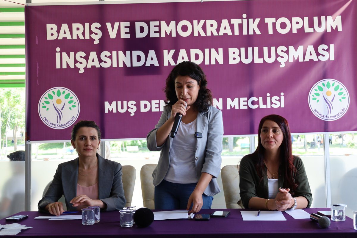 DemPartiKadin's tweet photo. Halide Türkoğlu: Kadınlar savaşa karşı barış demekten vazgeçmeyecek

Kadın Meclisi Sözcümüz Halide Türkoğlu ve Milletvekilimiz Sümeyye Boz, Barış ve Demokratik Toplum İnşasında Kadın Buluşmaları kapsamında Muş’ta kadınlarla bir araya geldi.
https://t.co/yWB2wWZ7gz