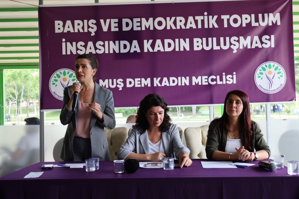DemPartiKadin's tweet photo. Halide Türkoğlu: Kadınlar savaşa karşı barış demekten vazgeçmeyecek

Kadın Meclisi Sözcümüz Halide Türkoğlu ve Milletvekilimiz Sümeyye Boz, Barış ve Demokratik Toplum İnşasında Kadın Buluşmaları kapsamında Muş’ta kadınlarla bir araya geldi.
https://t.co/yWB2wWZ7gz