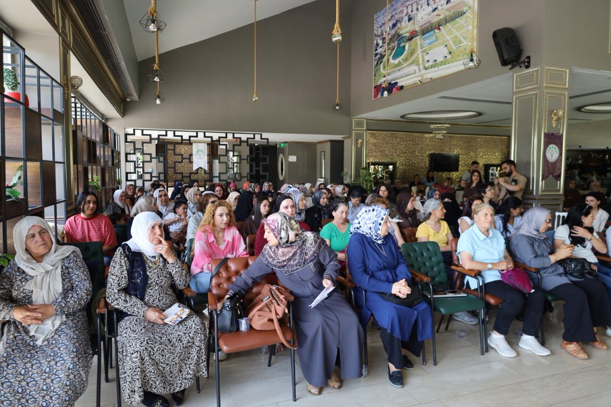 DemPartiKadin's tweet photo. Halide Türkoğlu: Kadınlar savaşa karşı barış demekten vazgeçmeyecek

Kadın Meclisi Sözcümüz Halide Türkoğlu ve Milletvekilimiz Sümeyye Boz, Barış ve Demokratik Toplum İnşasında Kadın Buluşmaları kapsamında Muş’ta kadınlarla bir araya geldi.
https://t.co/yWB2wWZ7gz