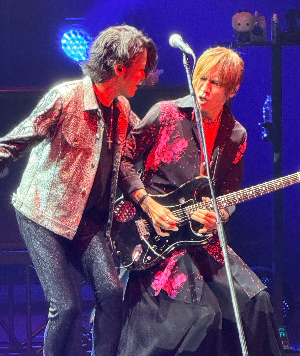 leonheart007's tweet photo. 実体としてはいないのだけど…絶対来てたよね真矢。
魂を焦がして演奏するメンバー。映像の師匠とシンクロするかのような淳士の姿。
今日は会場のほんとにど真ん中で、LUNA SEAを浴びてきました。幸せ。
FOREVERはちょっと涙腺ヤバかったなぁ。
リセールとって大宮も行きたい…
#LUNASEA
#LUNAPIC https://t.co/Tsg6lF9jVt