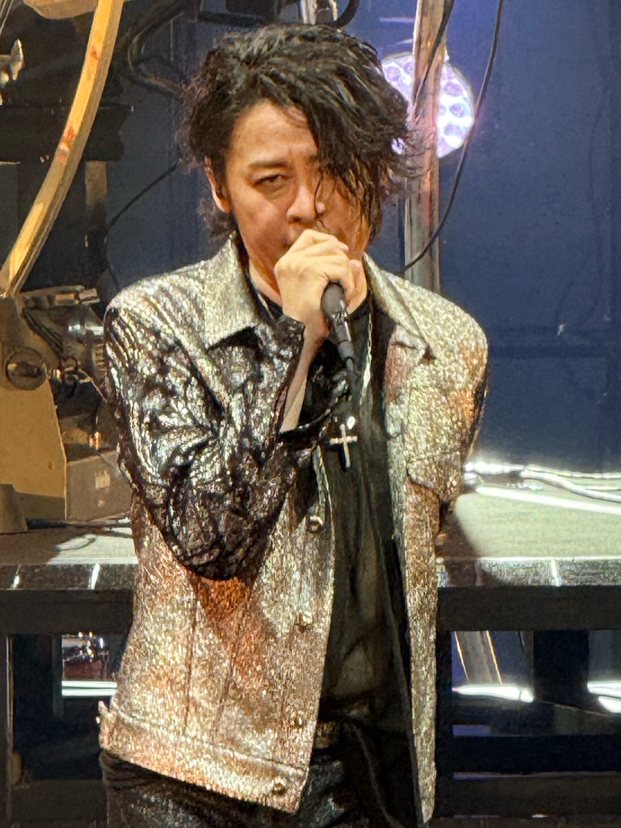 leonheart007's tweet photo. 実体としてはいないのだけど…絶対来てたよね真矢。
魂を焦がして演奏するメンバー。映像の師匠とシンクロするかのような淳士の姿。
今日は会場のほんとにど真ん中で、LUNA SEAを浴びてきました。幸せ。
FOREVERはちょっと涙腺ヤバかったなぁ。
リセールとって大宮も行きたい…
#LUNASEA
#LUNAPIC https://t.co/Tsg6lF9jVt