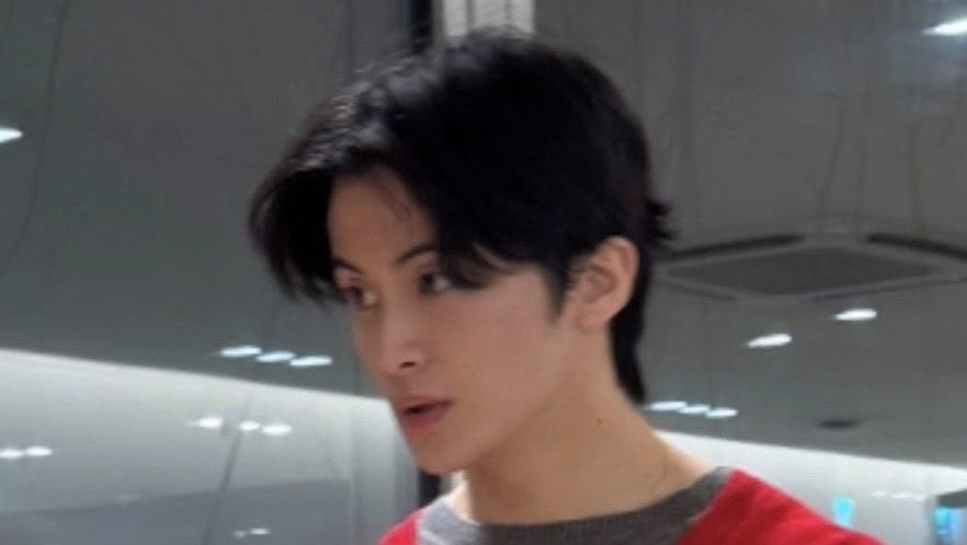 cry4lmk's tweet photo. i’m in love with his hair https://t.co/etK0zGXYeO