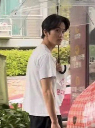 markyuppi's tweet photo. mark is carrying a plastic bag, looks like he just bought something from 문구방구 (a self service stationery store) 😭😭🤏🏻🤏🏻 https://t.co/gJk1DTlh4N