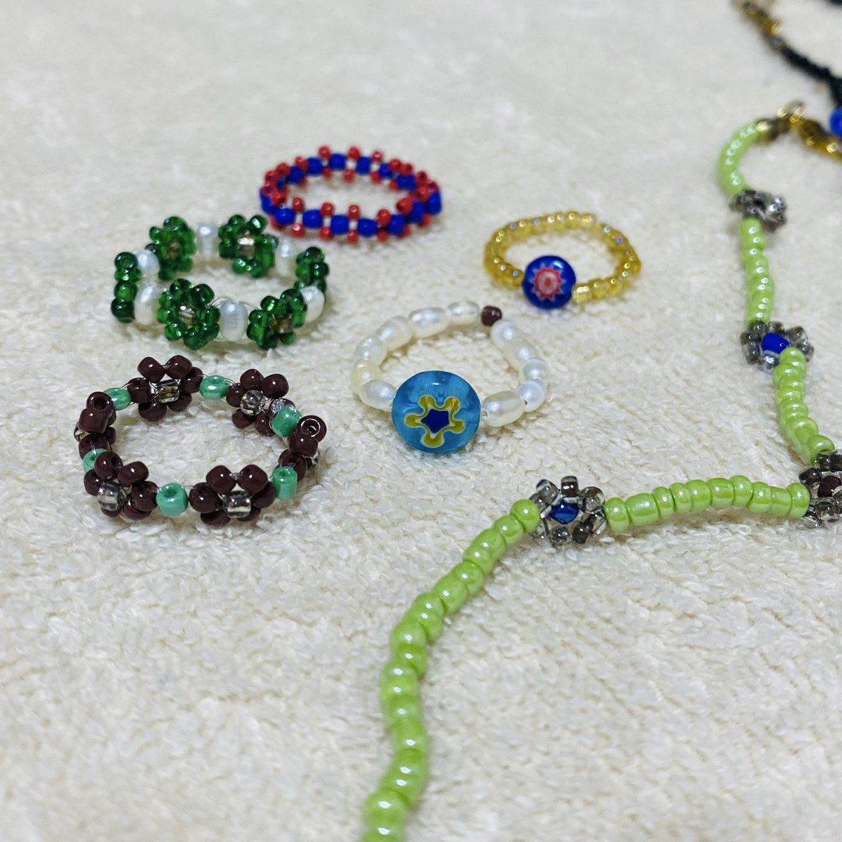mori_irom's tweet photo. 小学生の頃、不登校（当時は登校拒否と呼んだ）の友だちの家に連絡帳を届けることがあった。初めは先生に頼まれてだった気もするが、彼女は私にビーズ細工を教えてくれ、それはちょっとした趣味になった。「不登校児」とか「お世話係」とか…子ども同士の関係は、そう単純にラベリングできないものだ。 https://t.co/U9RPJYgb0V